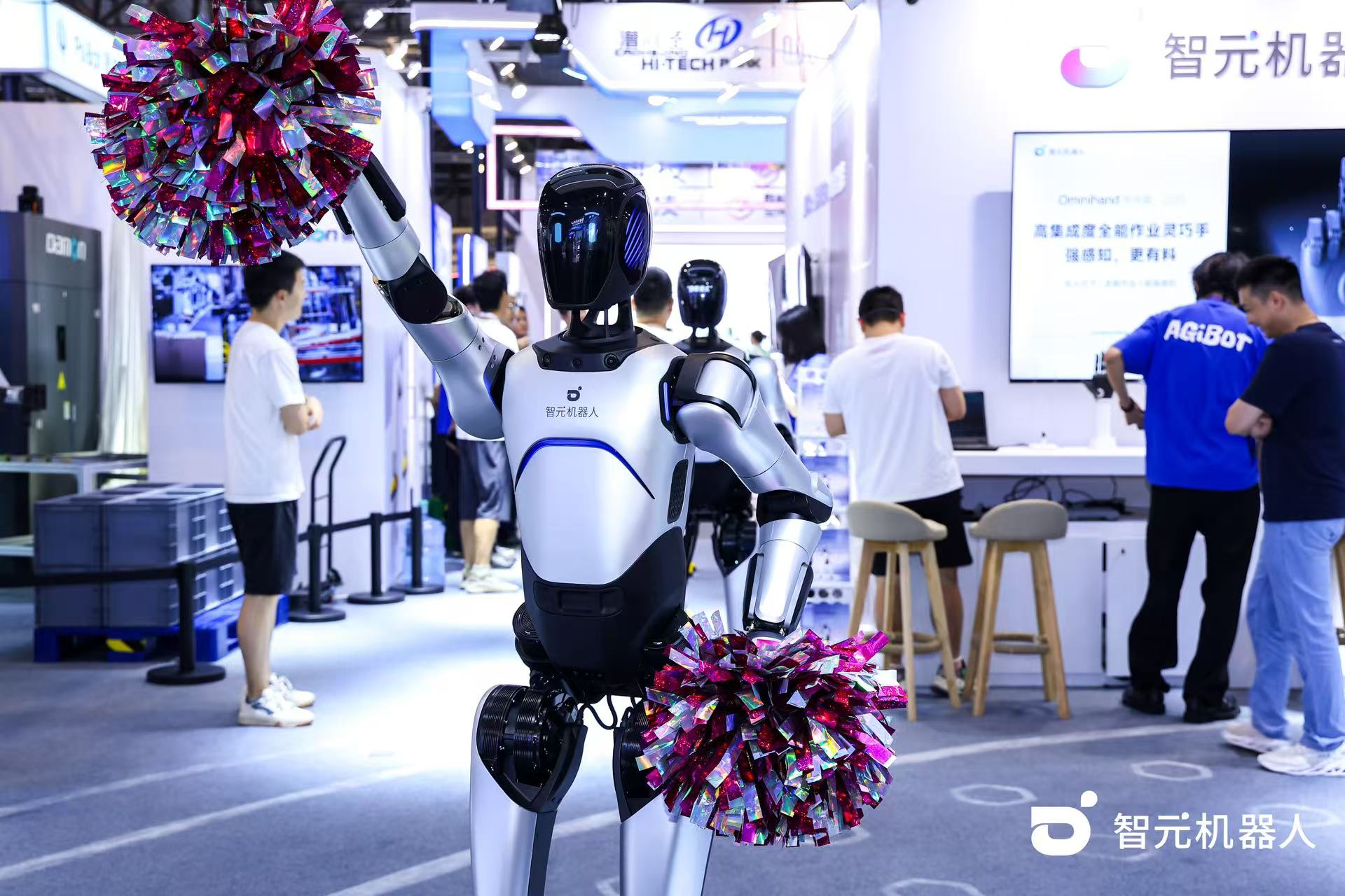 DB视讯多宝机器人 WAIC 首日展台火爆，机器人家族集体打工忙不停